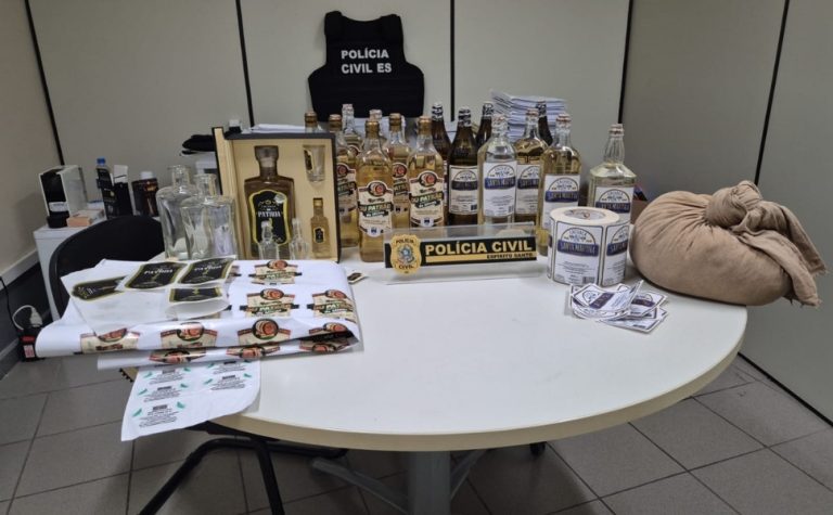 Polícia Civil apreende mais de 4 mil litros de cachaça em fábrica clandestina