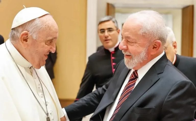 ‘Quisera Deus que o próximo papa fosse igual a ele’, diz Lula após missa
