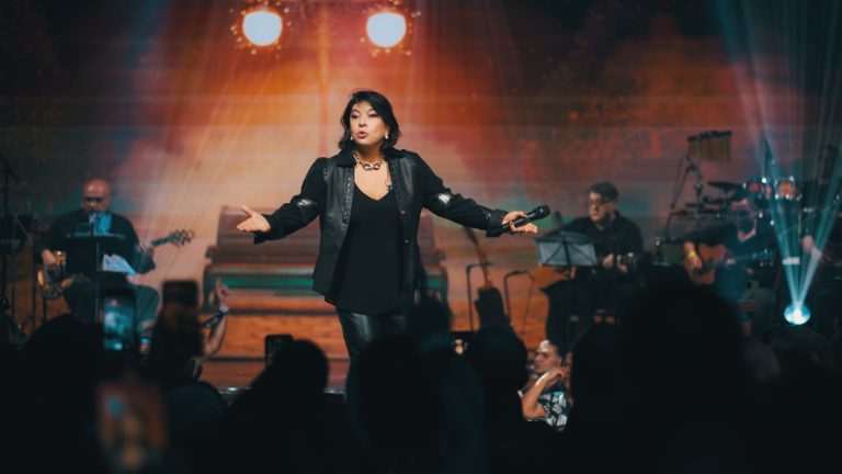 Rainha Sertaneja, Roberta Miranda se apresenta no show ‘Infinito’ no Guararapes