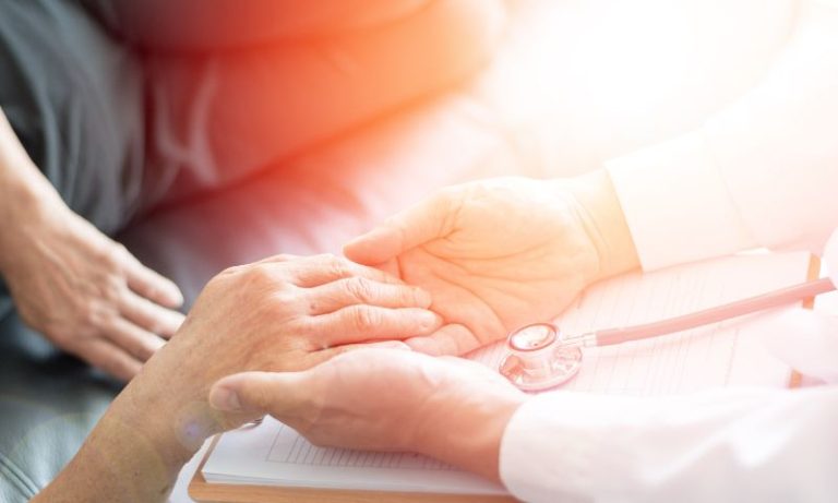Rigidez abdominal levou à descoberta do Parkinson: a história de Maria Fátima