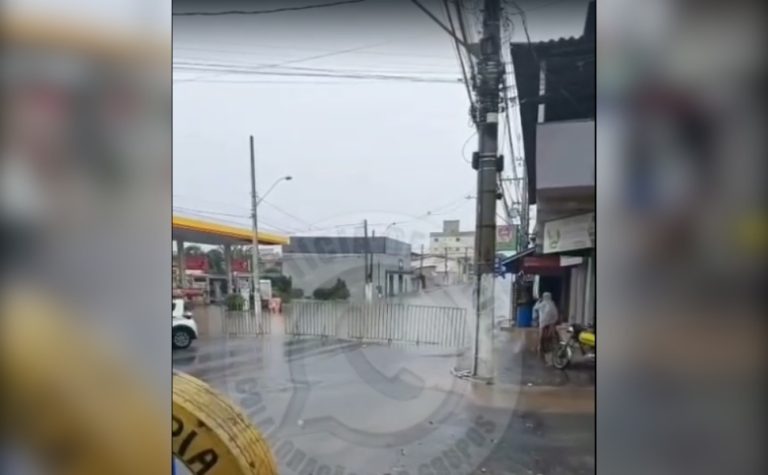 Ruas de bairro de Vila Velha são interditadas devido a alagamentos