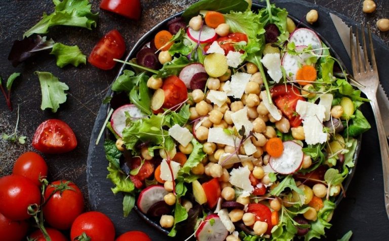 Salada e sobremesa: aprenda a fazer receitas econômicas para a Páscoa