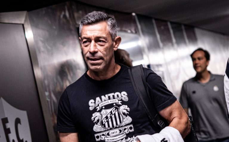 Santos demite Pedro Caixinha após 3º jogo sem vitória no Campeonato Brasileiro
