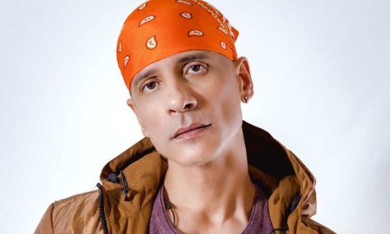 Show gratuito com tributo a Cazuza anima feriado no RioMar Recife