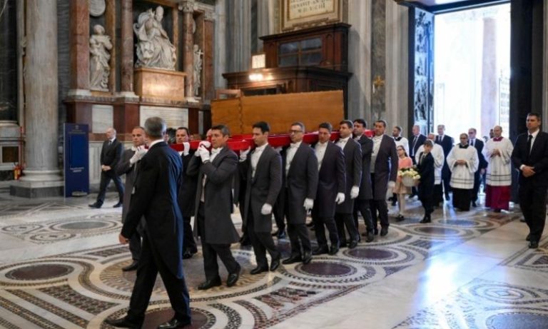 Sob aplausos e orações, Papa Francisco é sepultado na Basílica de Santa Maria Maior