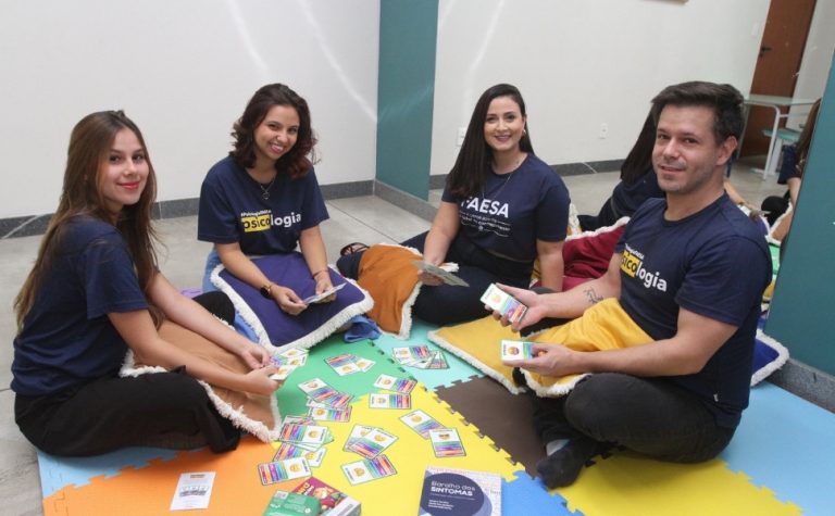 Terapia de graça com psicólogos para ajudar adolescentes a lidar com emoções