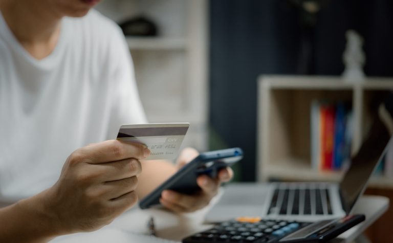 Trabalhadores podem pedir novo consignado direto com bancos a partir desta sexta
