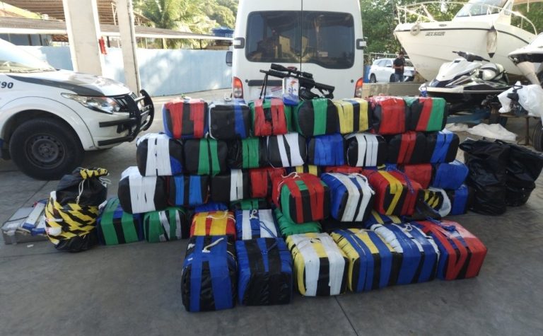 Uma tonelada de cocaína e um fuzil são apreendidos em Guarapari