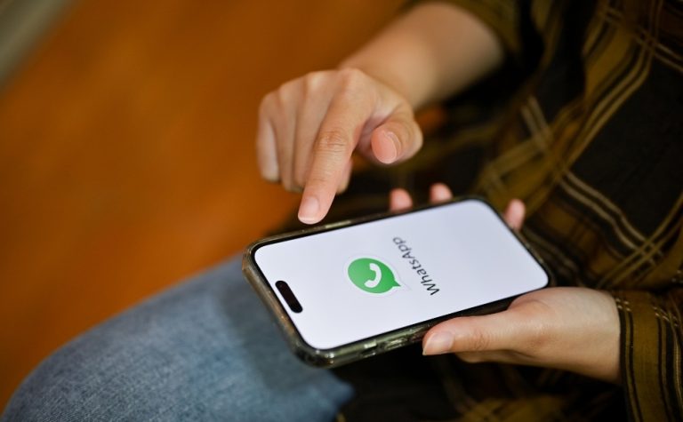 Demitido por mandar figurinhas ‘desrespeitosas’ consegue reverter decisão
