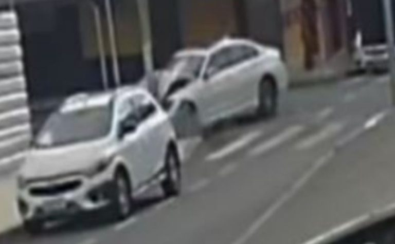 VÍDEO | Adolescente bate BMW do pai em poste e abandona o carro