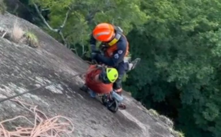 VÍDEO I Alpinista despenca 20 m, fica preso em pedra e é resgatado no ES