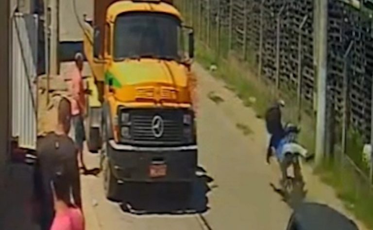VÍDEO I Motociclista é atingido por carro e tem perna amputada em Cariacica
