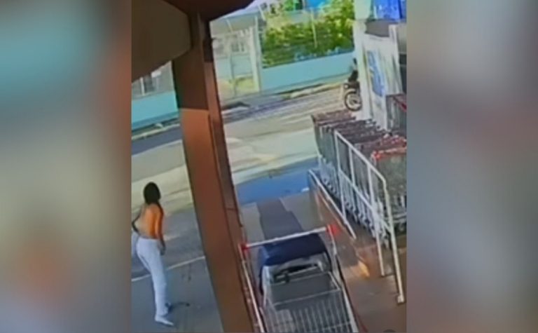 VÍDEO | Jovem pula do 2º andar de supermercado para fugir de assalto na Serra