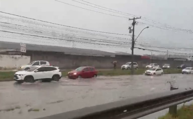VÍDEOS: Vila Velha registra pontos de alagamentos. Previsão é de mais chuva