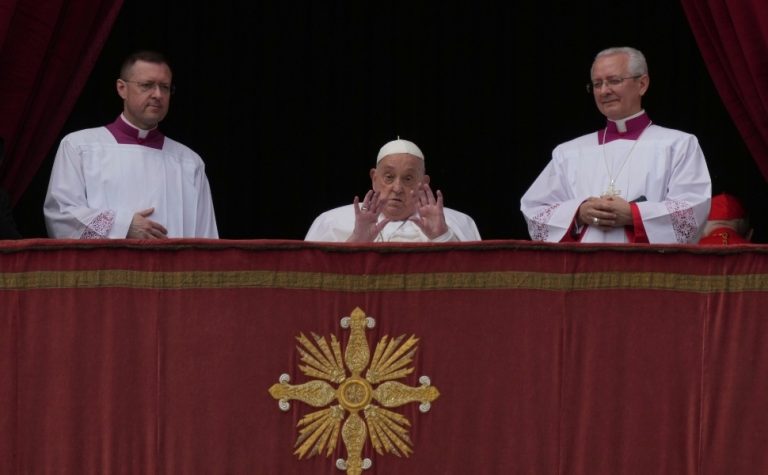 Fiéis se reúnem na praça São Pedro e se dizem surpresos com morte do papa Francisco