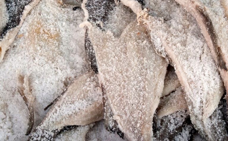 Veja como dessalgar o bacalhau antes de prepará-lo no feriado