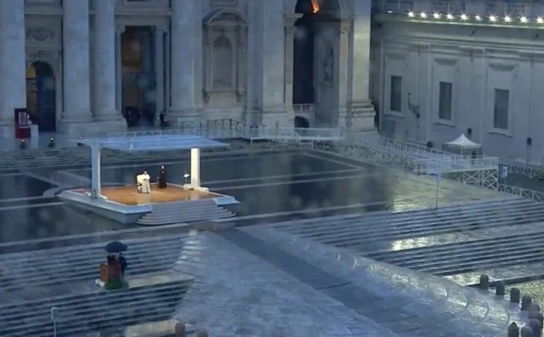 Vídeo: Papa Francisco rezou sozinho na pandemia na Praça São Pedro