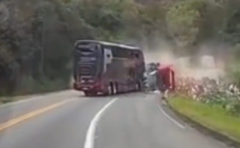 Vídeo registra o momento do acidente entre ônibus e carreta na BR-101 no ES