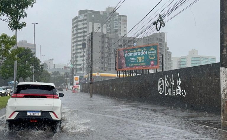 Vitória registra 4º maior volume de chuva do Brasil. Veja registros de alagamentos
