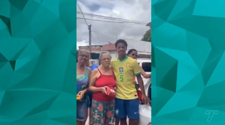 Zé Lucas distribui chocolates e cestas básicas na comunidade de Roda de Fogo