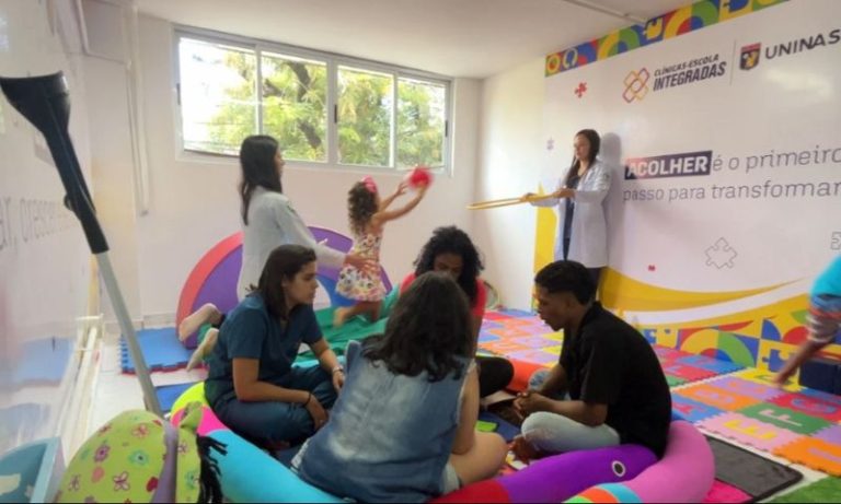 100 bolsas gratuitas de graduação para pessoas com TEA e mães de crianças autistas