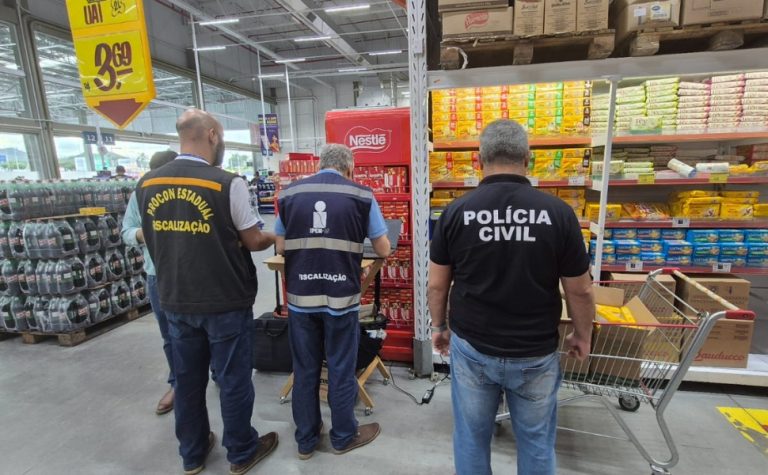 287 kg de carne vencida e produtos com mofo são apreendidos em supermercados no ES