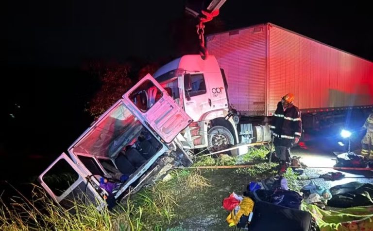 Acidente entre carreta e micro-ônibus deixa mortos e feridos na BR-251 em MG