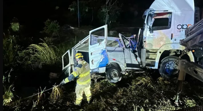 Acidente entre carreta e van deixa nove mortos em MG