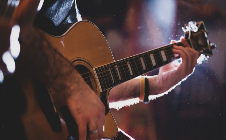Após mudança na lei, músicos voltam a se apresentar na praia de Guarapari