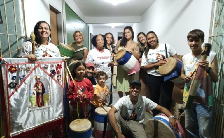 Aulas de musicalização para preservar a tradição do congo em Guarapari