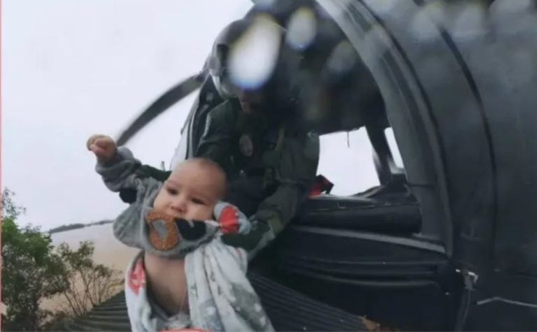 Bebê resgatado por helicóptero morre um ano após enchente no RS