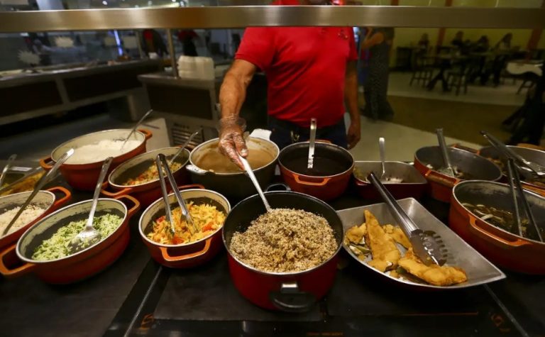 Brasileiro perde 5,89 minutos de vida por porção de comida consumida, diz estudo