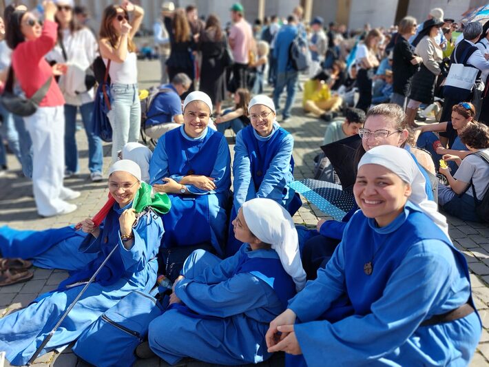 Brasileiros antecipam férias e mudam planos de viagem para acompanhar conclave e conhecer novo papa