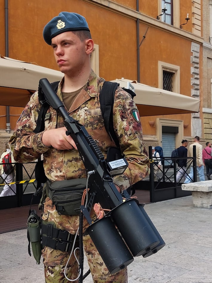 Carabineiros e policiais com armas antidrone: veja esquema de segurança durante missa pré-conclave