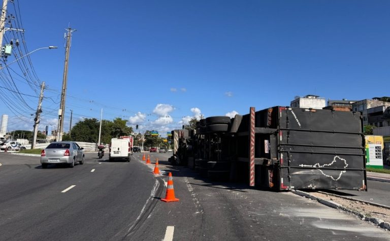 Carreta carregada de pneus tomba ao realizar curva na Vila Rubim