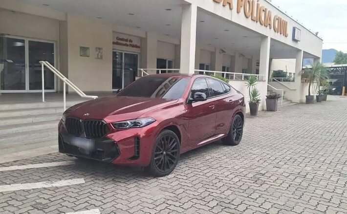 Carro de R$ 1 milhão de MC Poze do Rodo é apreendido por suspeita de alteração na cor
