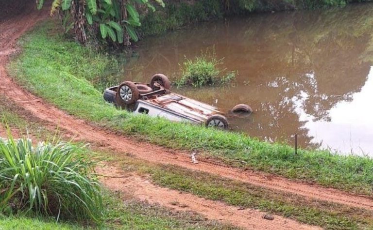 Casal morre após carro capotar em represa no Sul do ES