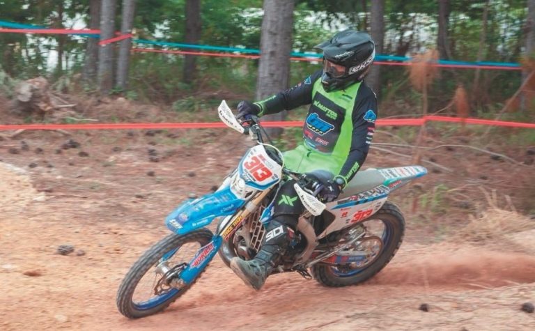 Cerveja, shows e disputa de motocross nas montanhas do ES