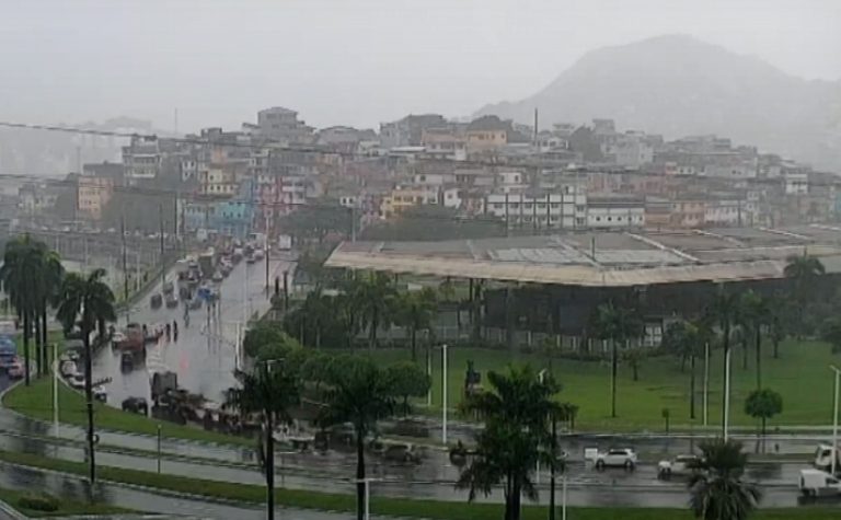 Chuva causa alagamentos e dá nó no trânsito em Vitória e Vila Velha