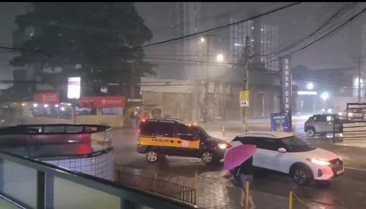 Chuva deve voltar na noite deste sábado e se intensificar entre domingo e terça