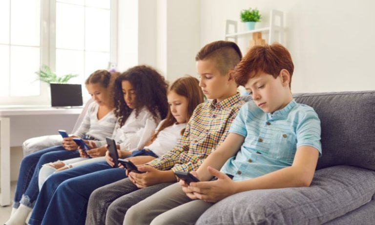 Cientistas querem reconhecer vício em redes sociais como transtorno em adolescentes
