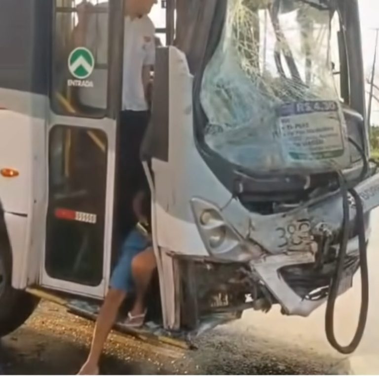 Colisão entre ônibus deixa passageiros feridos, em Olinda