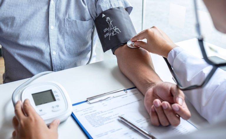 Controlar o colesterol e a pressão pode aumentar a expectativa de vida