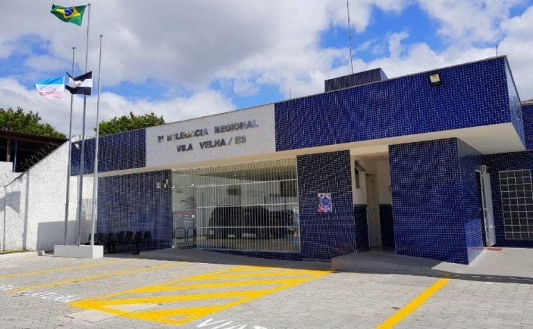 Criança cai do segundo andar de prédio em Vila Velha e mãe é levada para delegacia