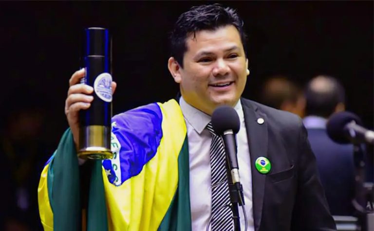 Relator recomenda suspensão do mandato de Gilvan da Federal