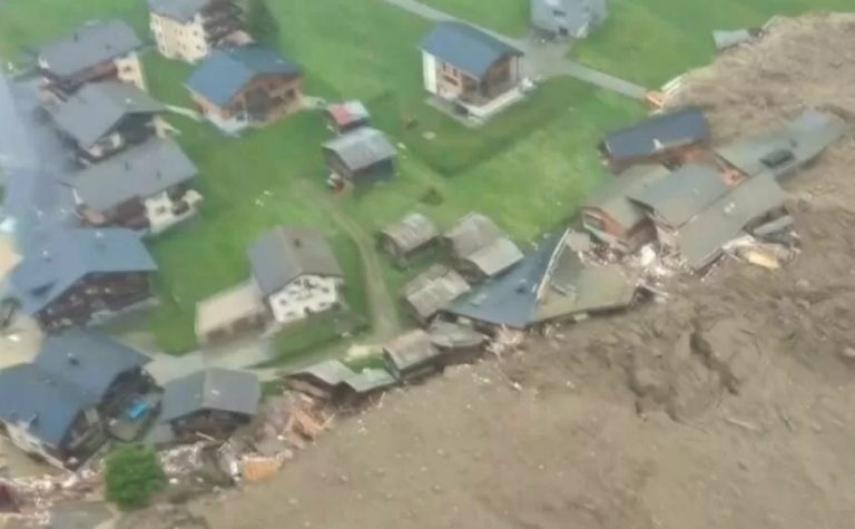 Deslizamento de geleira cobre vilarejo de 300 habitantes na Suíça