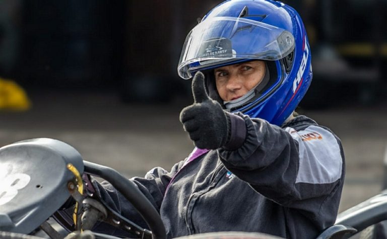 Do pomar ao pódio: agricultora vira piloto e leva empoderamento ao kart capixaba