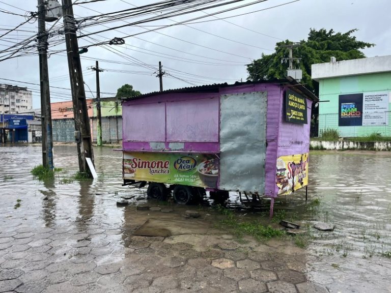 Duas pessoas morrem eletrocutadas em trailer de lanches que estava em rua alagada