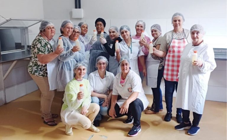 Em Linhares, agricultoras investem na produção de mel de cacau 100% natural