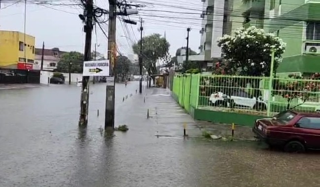Em nível máximo de alerta, RMR e Zona da Mata voltam a ser castigadas pelas chuvas